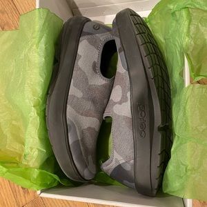 OOFOS Women’s Oomg Eezee Recovery Low Shoes Gray Camo, size W11.
